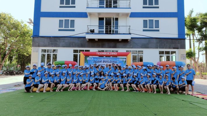 Tập thể cán bộ nhân viên UHM Việt Nam trong chuyến team building Hải Tiến 2026