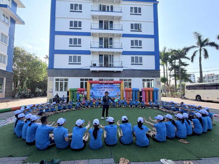 Vòng tròn khởi động team building UHM Việt Nam tại Hải Tiến
