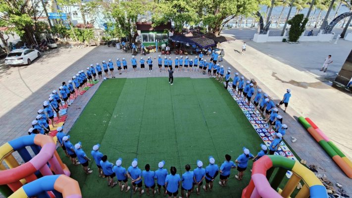 Toàn cảnh hoạt động team building UHM Việt Nam tại biển Hải Tiến