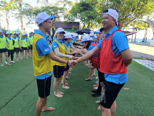 Cái bắt tay thể hiện tinh thần đồng đội UHM Việt Nam