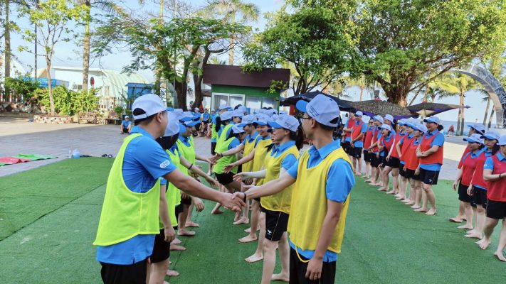 Cán bộ nhân viên UHM kết nối đồng đội trong trò chơi team building
