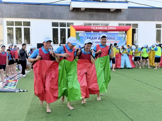 Thử thách chạy bao bố trong chương trình team building UHM Việt Nam