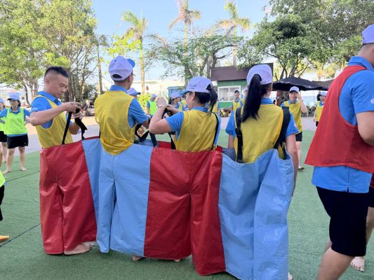 Đồng đội UHM Việt Nam phối hợp trong thử thách chạy bao bố