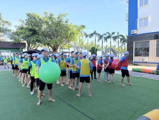 Không khí sôi động của hoạt động team building UHM Việt Nam