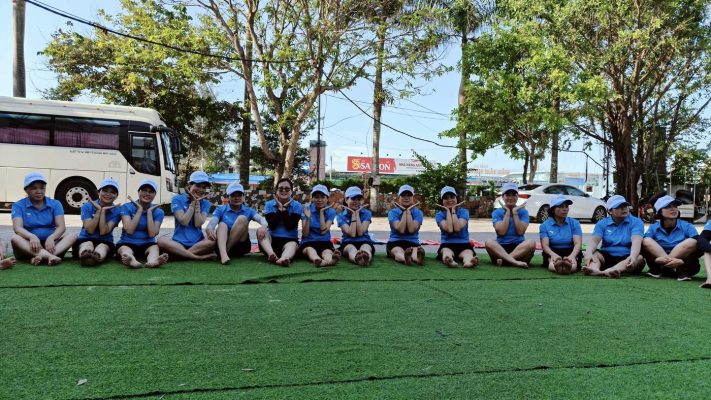 Cán bộ nhân viên UHM cùng ngồi lại sau hoạt động team building