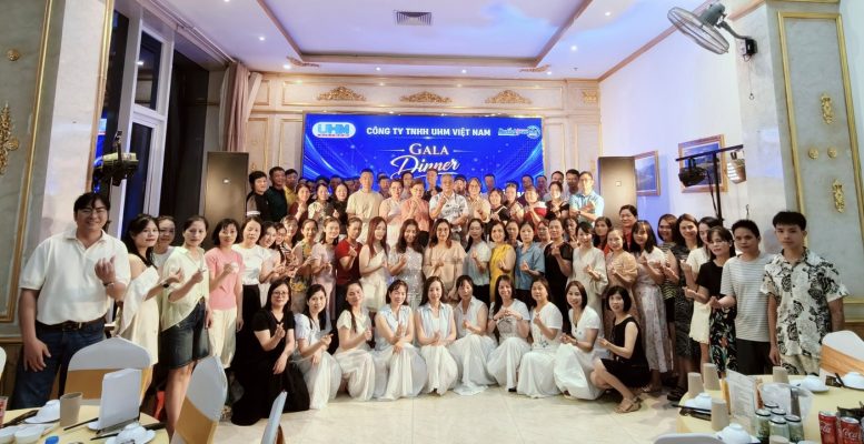 Ảnh tập thể Gala Dinner UHM Việt Nam Team Building Hải Tiến 2026