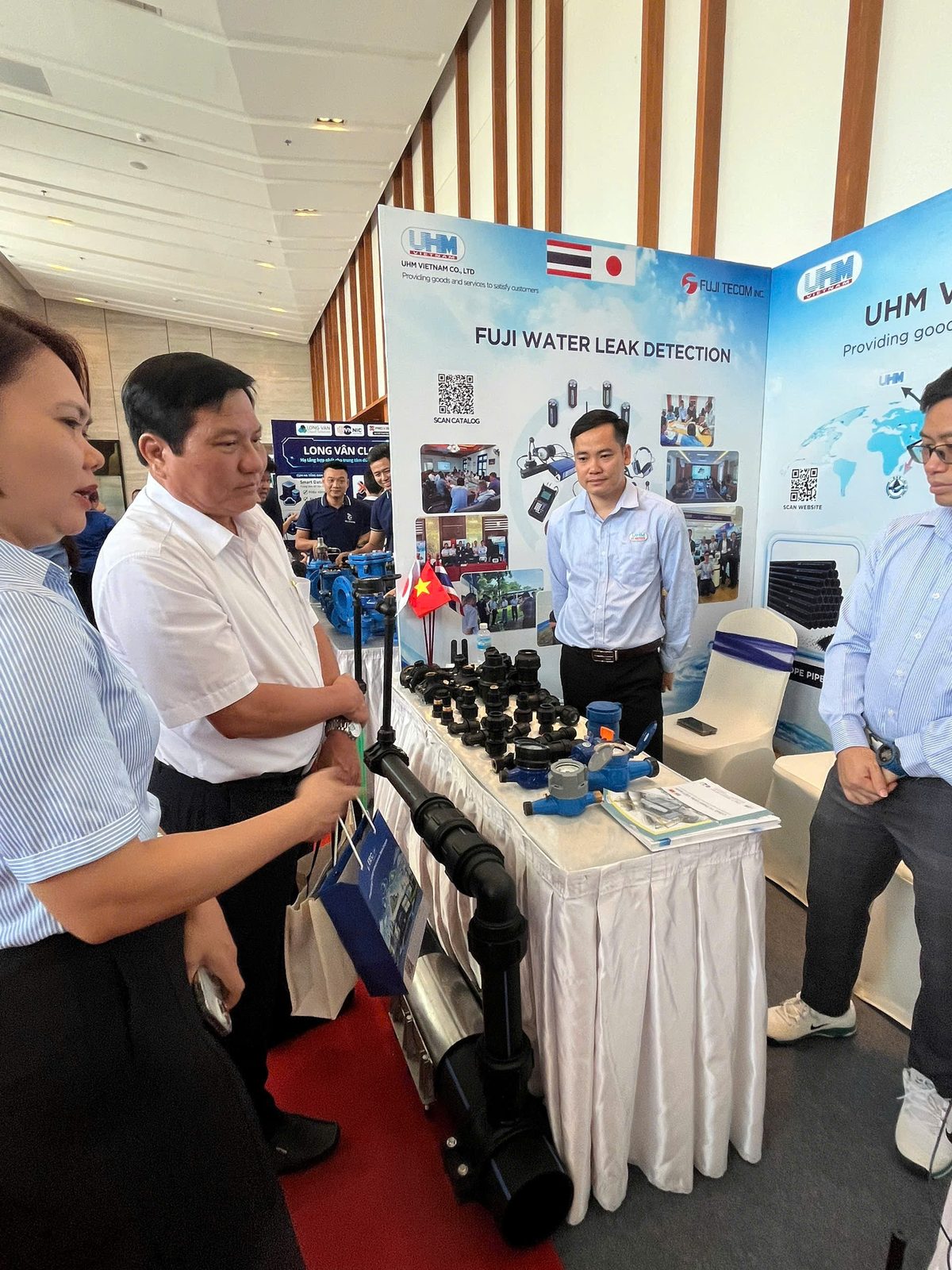 Khách tham quan tìm hiểu sản phẩm tại gian hàng UHM Việt Nam