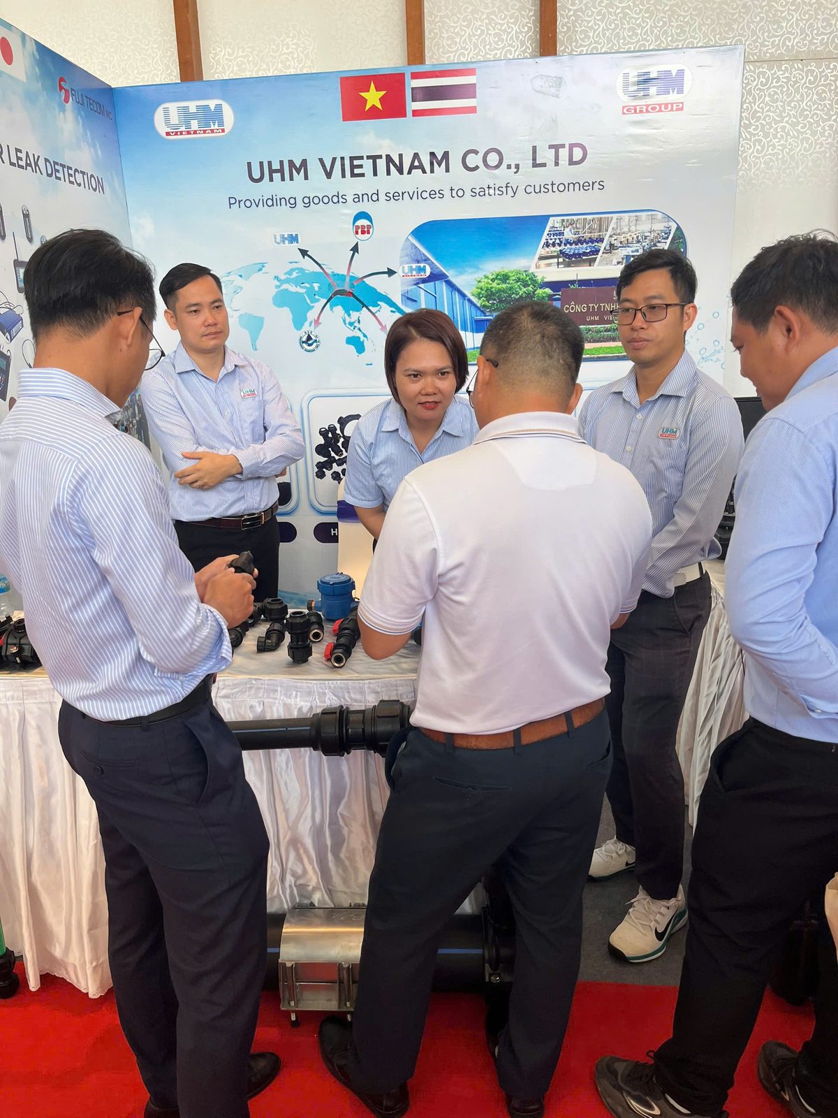 Đại biểu trao đổi về sản phẩm tại gian hàng UHM Việt Nam
