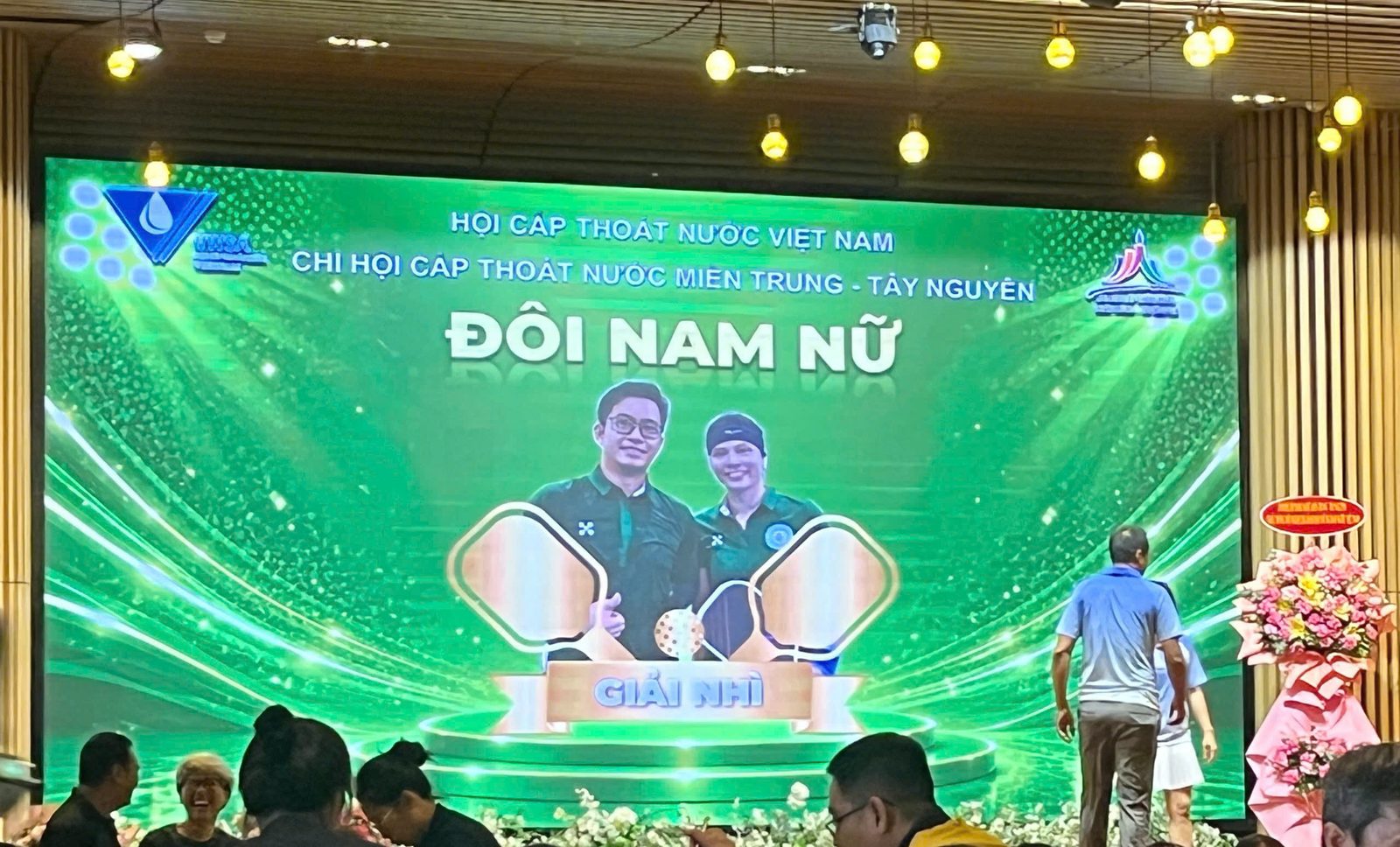 Khoảnh khắc công bố UHM Việt Nam đạt giải Nhì Pickleball đôi nam nữ