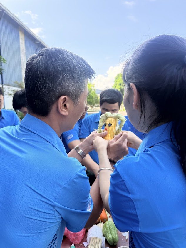 Thành viên UHM chế tác ngô nghệ thuật cho mâm cỗ Trung thu