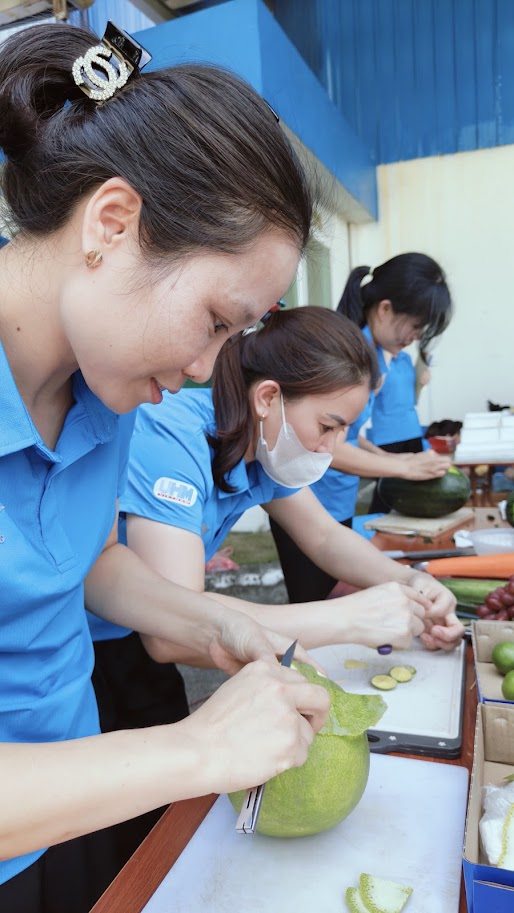 Thành viên UHM chuẩn bị mâm cỗ Trung thu