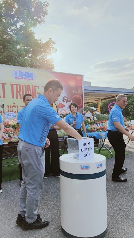 Hòm quyên góp thiện nguyện tại Vui hội trăng rằm UHM